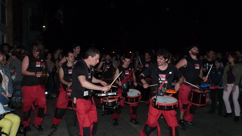 Zozongo taldearen kalejira, larunbat gauean