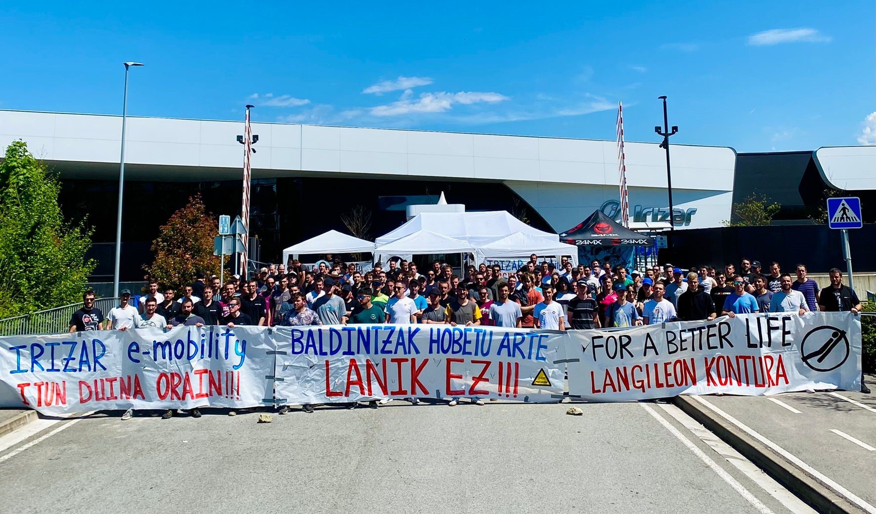 Hiru egun igaro dira Irizar e-mobilityko langileek greba hasi zutenetik