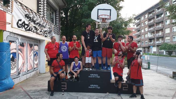 Gaztetxeko 3x3 Basket txapelketako finaleko eta hiruko lehiaketako argazkiak