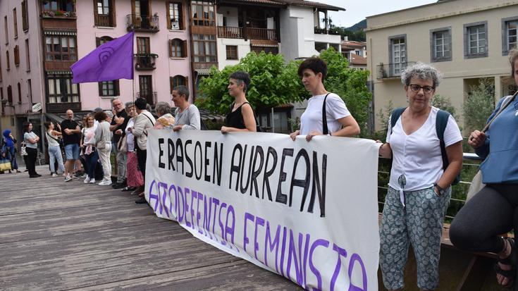 Iruñeko erailketa matxista gaitzesteko elkarretaratzea deitu dute gaurko Oinezkoen zubian