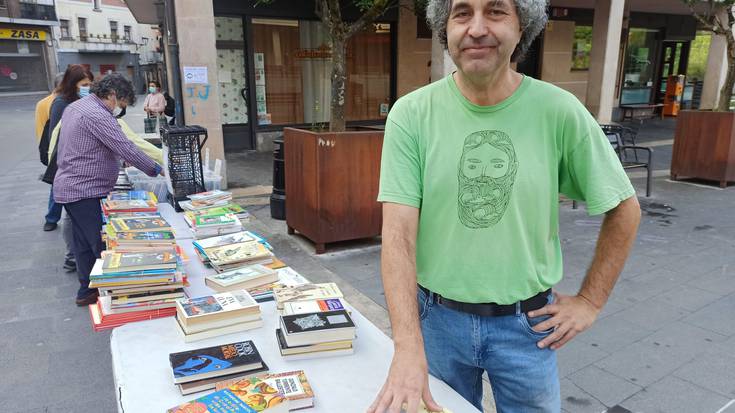 Helburu solidarioa duen disko eta liburu postua