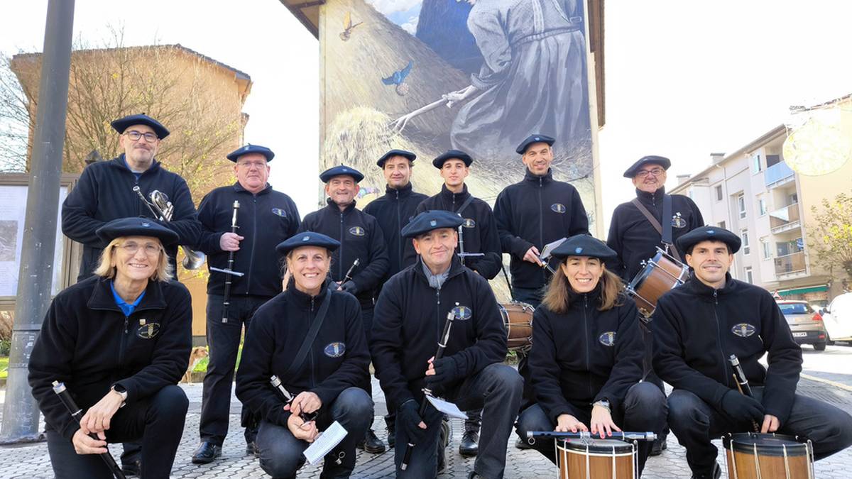 Txistu-doinuak entzun dira herriko kaleetan, Santa Zezili egunean