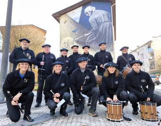 Txistu-doinuak entzun dira herriko kaleetan, Santa Zezili egunean