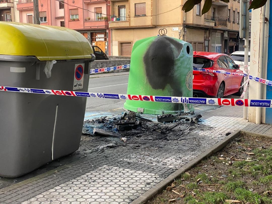 Edukiontziak erre dituzte Kaleberrian eta Pio Baroja kalean