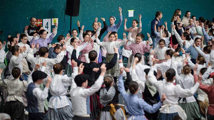 Dantzari eguna, Bearzana pilotalekuan