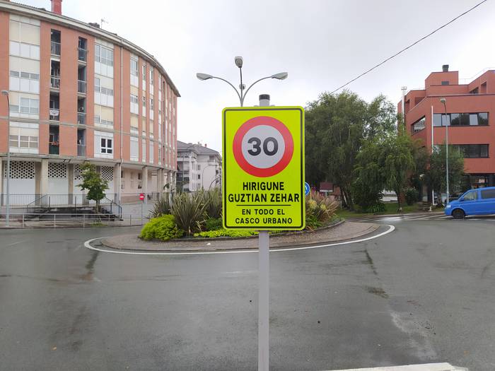 30 kilometro orduko abiadura gehienez, herrigunean