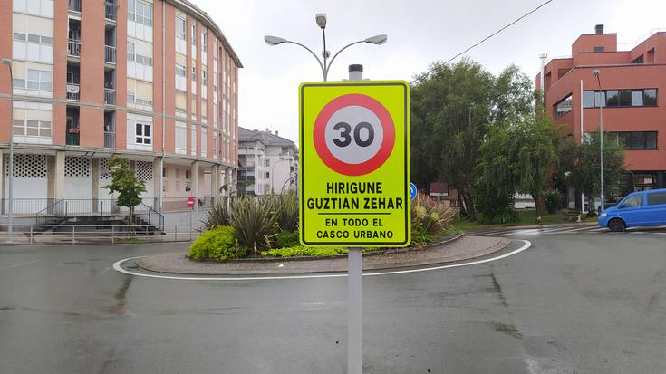 30 kilometro orduko abiadura gehienez, herrigunean