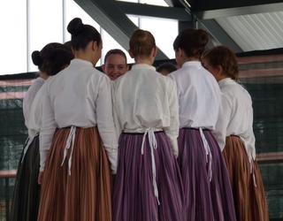 Ate irekiak, Bukalai dantza taldean