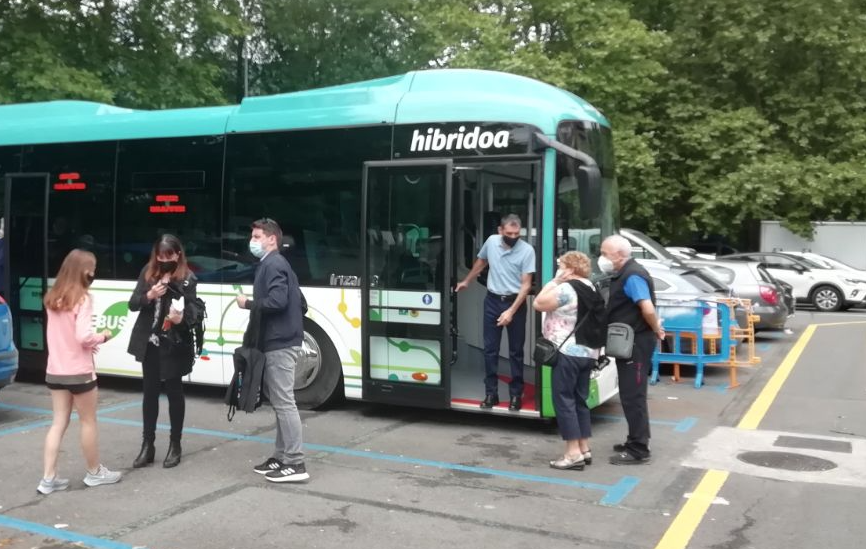 Herritar talde batek autobus zerbitzua handitzeko abiatu duen sinadura bilketa babesten dugu