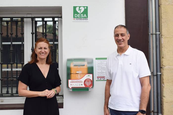 Desfibriladore automatiko berriak jarri dituzte San Joan plazan eta Xoxokako eskolan