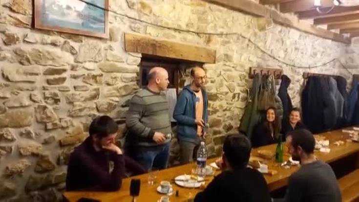 Aitor Mendiluzek eta Amets Arzallusek saio bikaina eskaini zuten Mizpiradiko bertso-afarian
