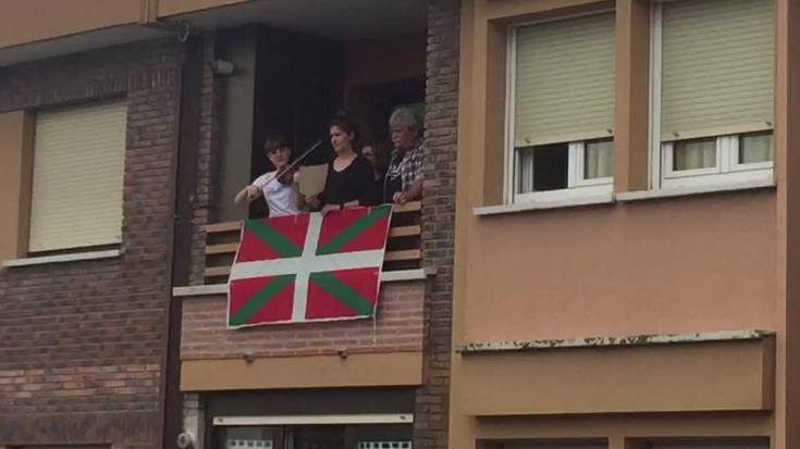 Txoria txori etxeko balkoitik