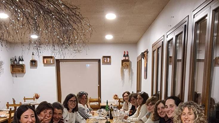 Emakumeen afaria, Larraulen