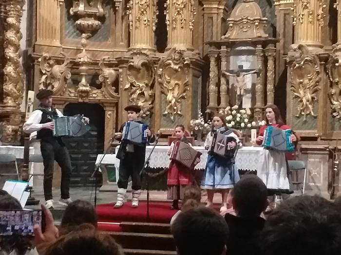 Loatzo Musika Eskolako kideen Eguberrietako emanaldia, gaur Adunan