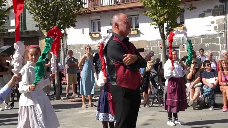 Antton Jauregiri musikarien eta dantzarien omenaldia, plazan