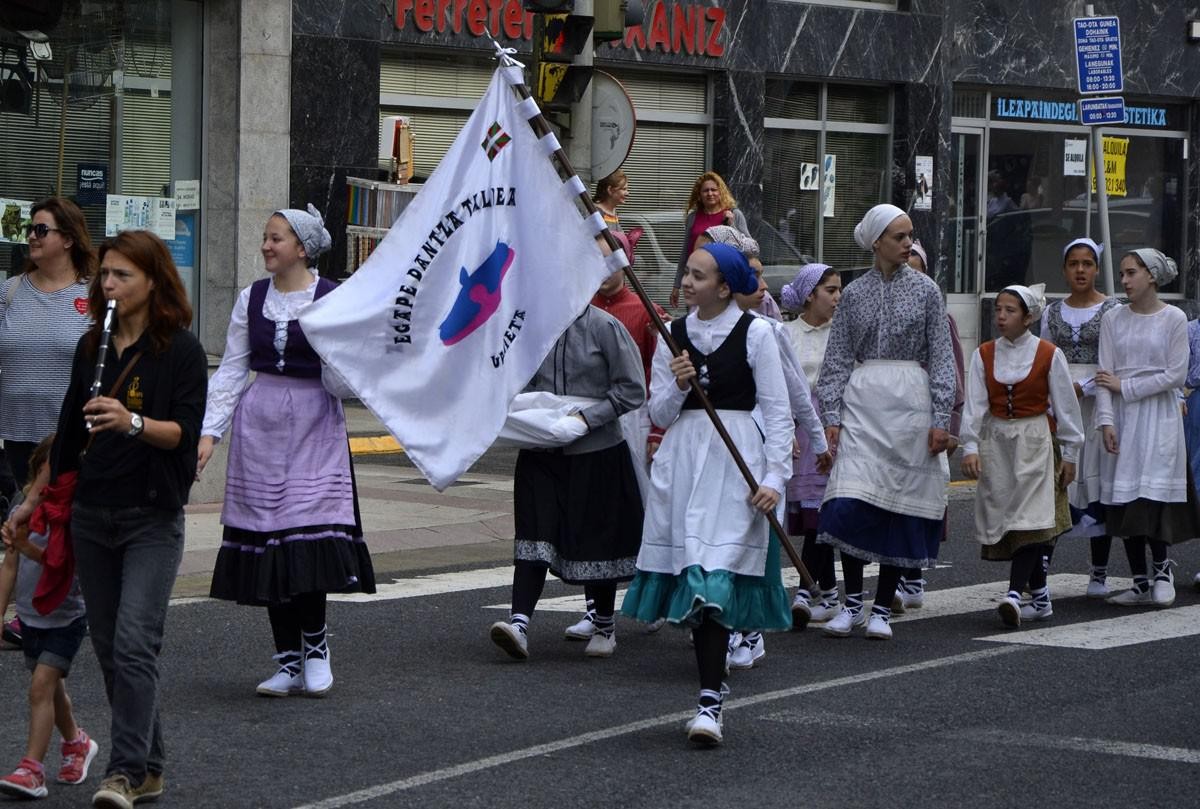 Dantzariek Idiazabal kalea hartu zutenekoa