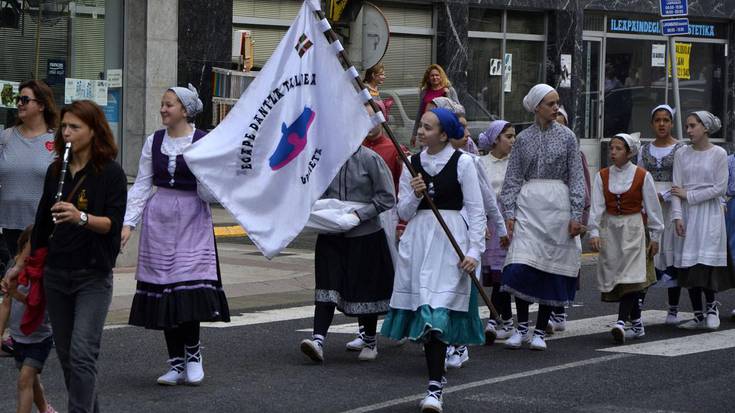 Dantzariek Idiazabal kalea hartu zutenekoa