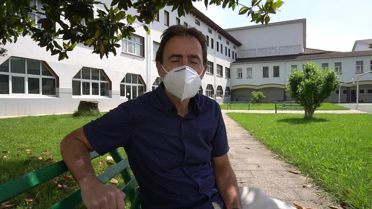 Agustin Urretabizkaia Urnietako Magale ikastetxeko zuzendariari elkarrizketa