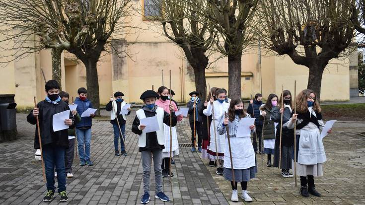 Zubimusu Ikastolako kideak kantari, Santa Ageda bezperan