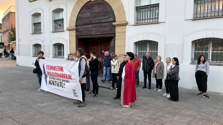 "Feministok Palestinarekin" elkarretaratzea Subijana etxean