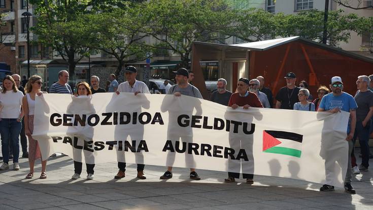 "Genozidioa gelditu, Palestina aurrera" lemapean, elkarretaratze jendetsua egin dute Zumea plazan