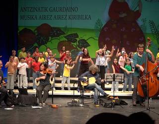 "Lurretik zeruraino"