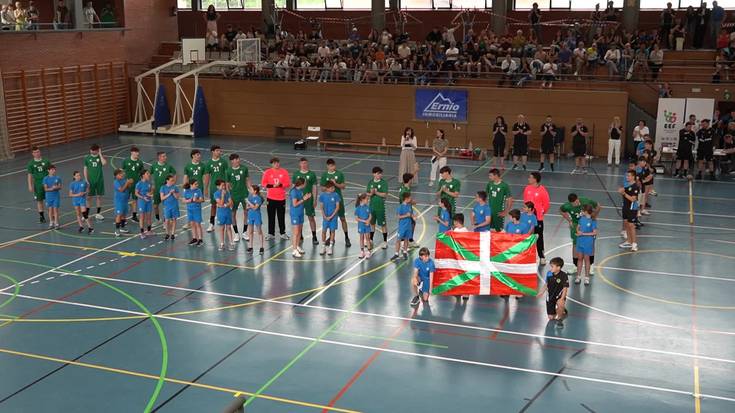 Txalo zaparrada jaso du Ander Egaña andoaindarrak, Euskal Selekzioaren aurkezpenean