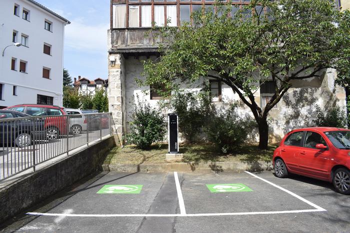 Martxan dira auto elektrikoen nahiz hibridoen kargagailuak