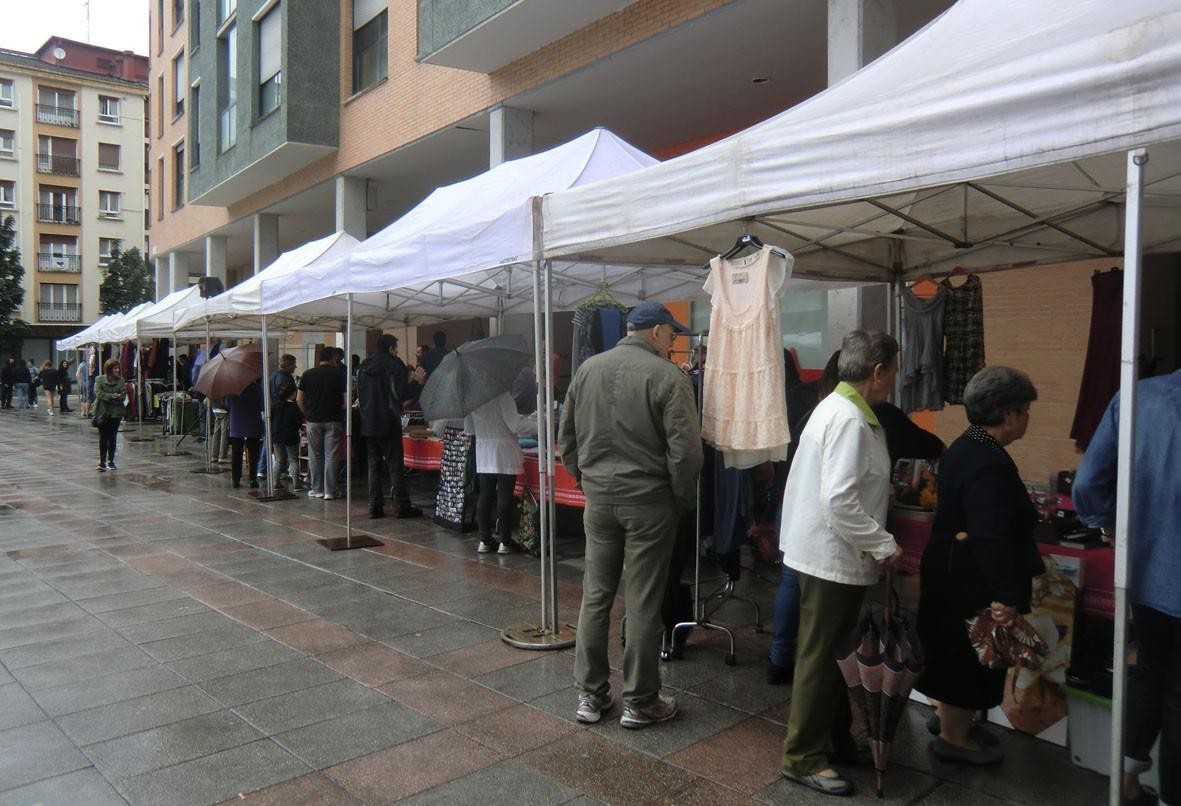 Liburu, jostailu eta arropa aukera zabala