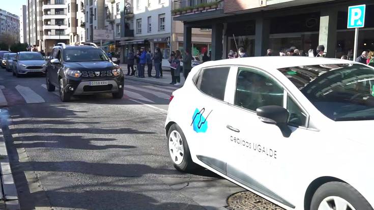 Andoain zeharkatu zuen ostalarien aldeko auto-karabana eta elkarretaratzea