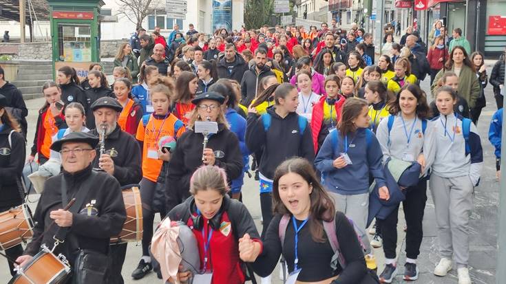Euskal Herriko eskubaloiko taldeek kalejira egin dute, Olagaingo txistulariekin