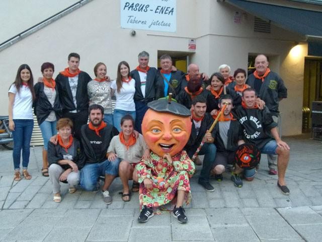 Goiko festa batzordeko kideek bota zuten beheko festetako suziria