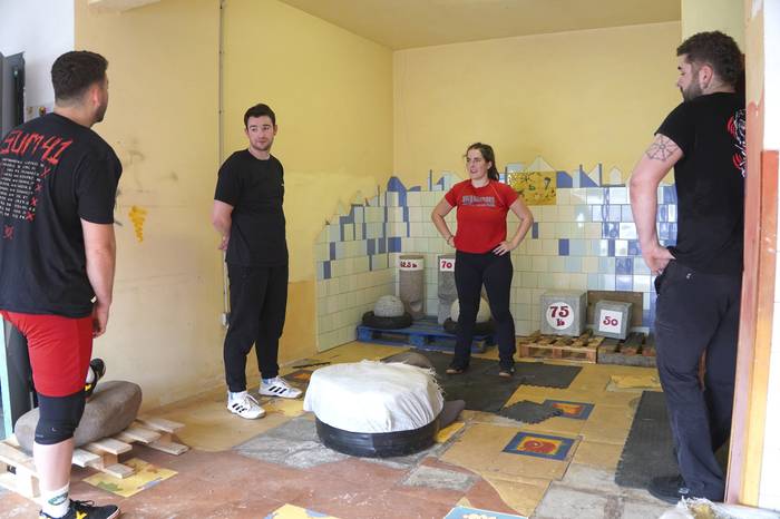 "Nahiz eta indarra soberan eduki, harria ez duzu edonola altxako!"