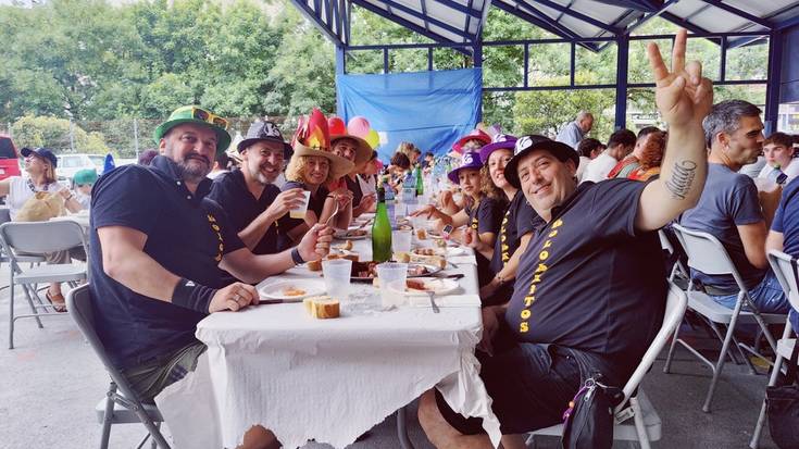 Jai giroan ospatu zuten txuleta jatea, auzo batzordeen eskutik