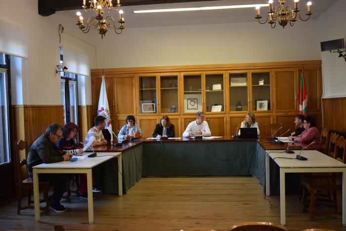 Europako Parlamenturako hauteskundeetarako mahaien zozketa egin du, gaur, Urnietako Udalak