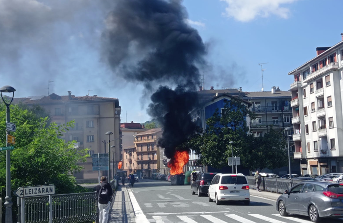 Kaleberriko edukiontzia azkar batean erre zen