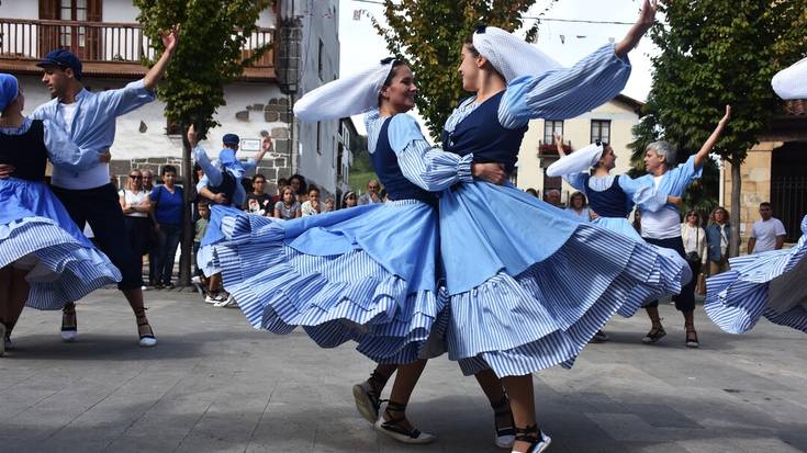 Esbart Rocasagnaren ikuskizuna, dantza katalan tradizionalak oinarri