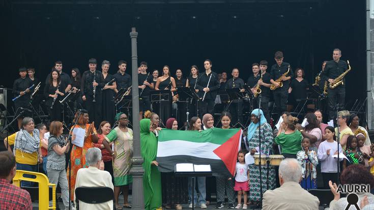 Doinu gozoekin kulturartekotasuna aldarrikatu zuten Udal Musika Bandak eta Ongi Etorri Andoainera ekimenak