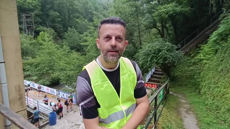 Paul Martin Osin Trail Kirol Klubeko ordezkariarekin solasean, lasterketa hasi aurreko minutuean