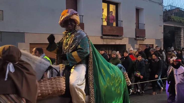 Errege Magoak Urnietan: kabalgata kalean barrena