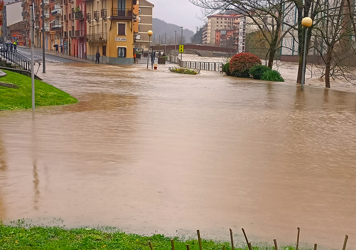 Villabonako Kale Berriaren hasierako zonaldean uholde arriskua murrizteko proiektua martxan jarri du Ura Agentziak