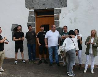 Asteasuarrak Maite Iraolari kantuan