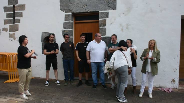 Asteasuarrak Maite Iraolari kantuan