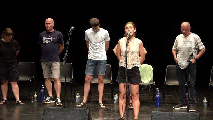 Bertso-saioa Sanjuanetan: Nerea Ibarzabal selektibitateko zuzentzailea eta ikasleak besteak