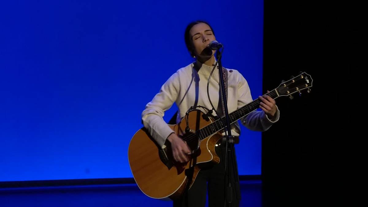 Amane Area kantariaren saioa Urnietako Kirol Galan