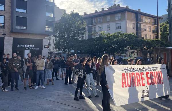 Santutxuko hilketa matxista salatzeko elkarretaratzea egin zuten Zumea plazan, atzo