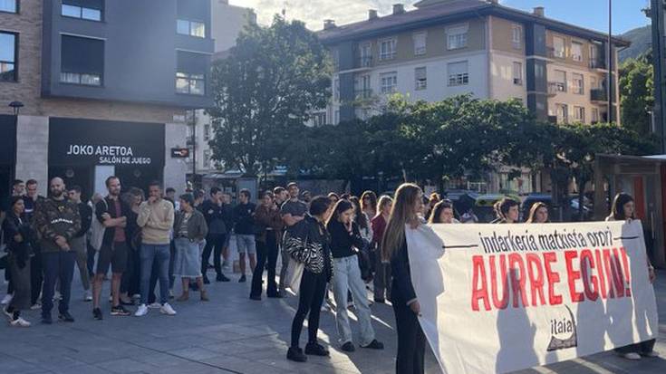 Santutxuko hilketa matxista salatzeko elkarretaratzea egin zuten Zumea plazan, atzo