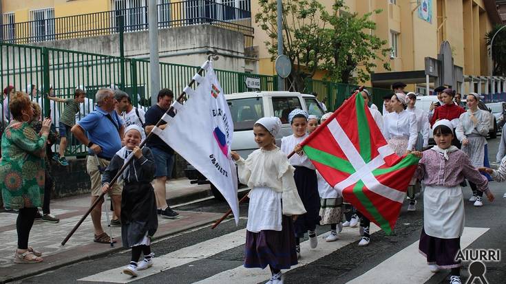 Egape Dantza Taldeko dantzarien kalejira, Urnieta Dantzan jaialdirako bidean