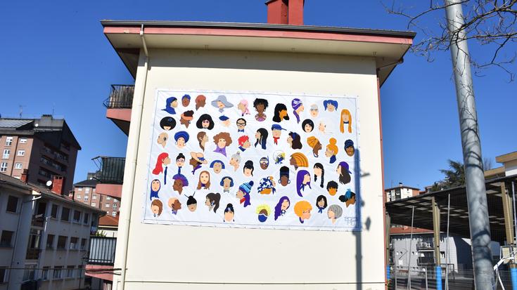 'Berdintasunaren oihalak' ekimeneko mural erraldoia ikusgai dago, Plaza Morean