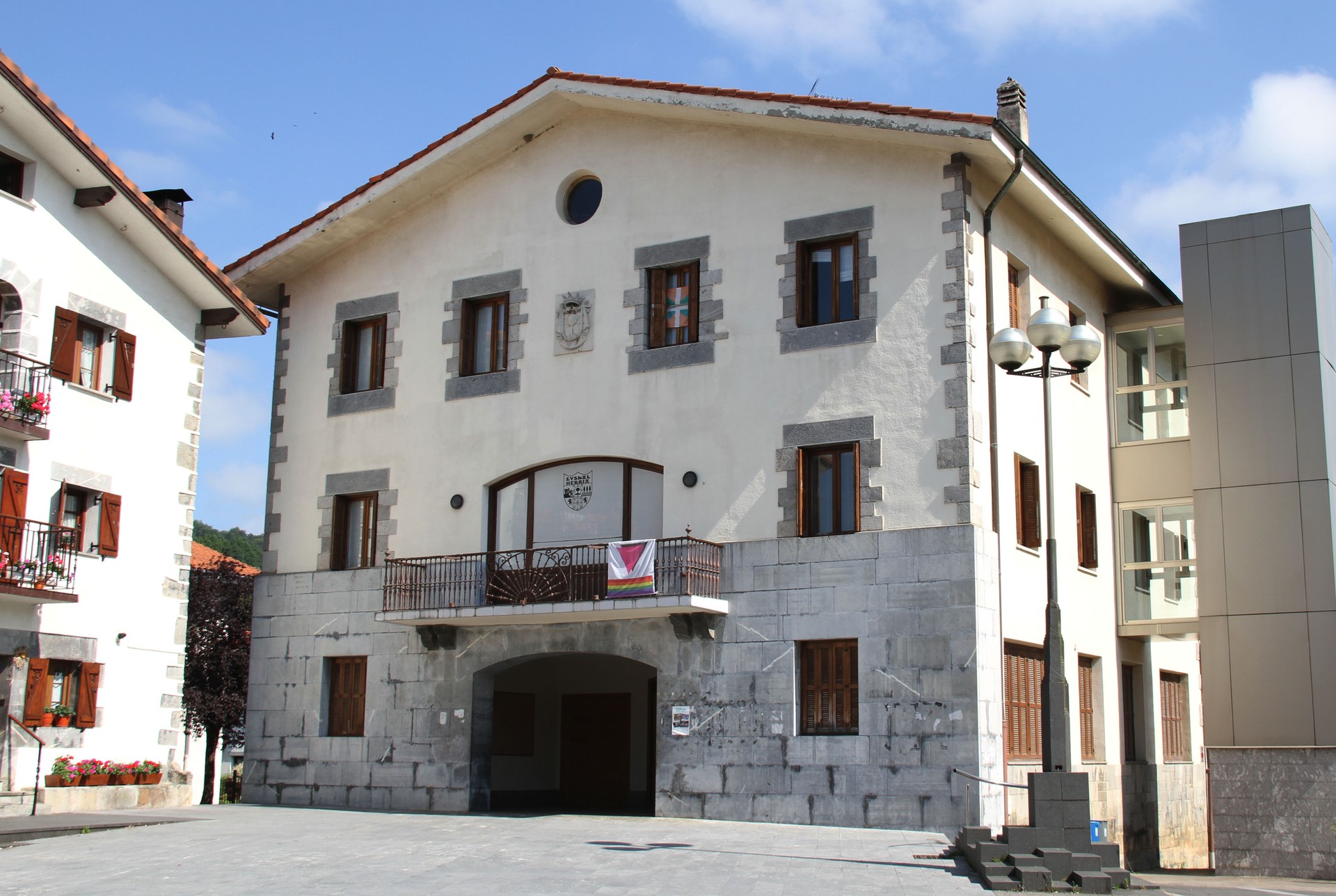 Itxiera perimetrala kenduko dute Adunan, bihartik aurrera